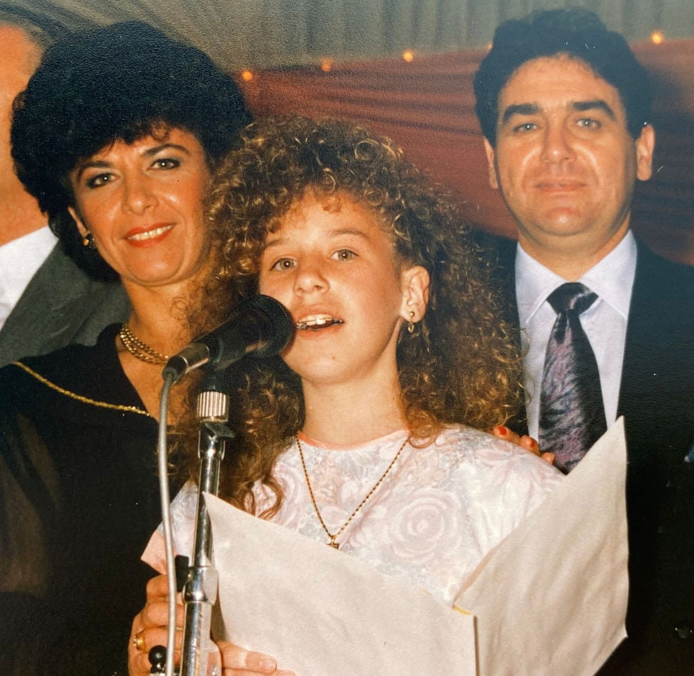Natalie Prustky juntos a sus padres Dina y Henry Prustky 17.jpg