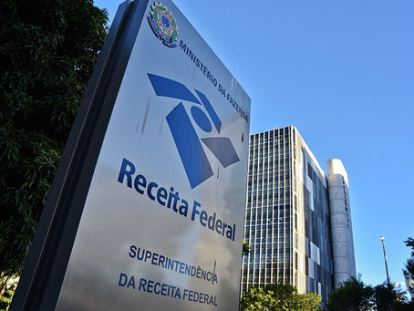 Uma placa contendo o logo da Receita Federal