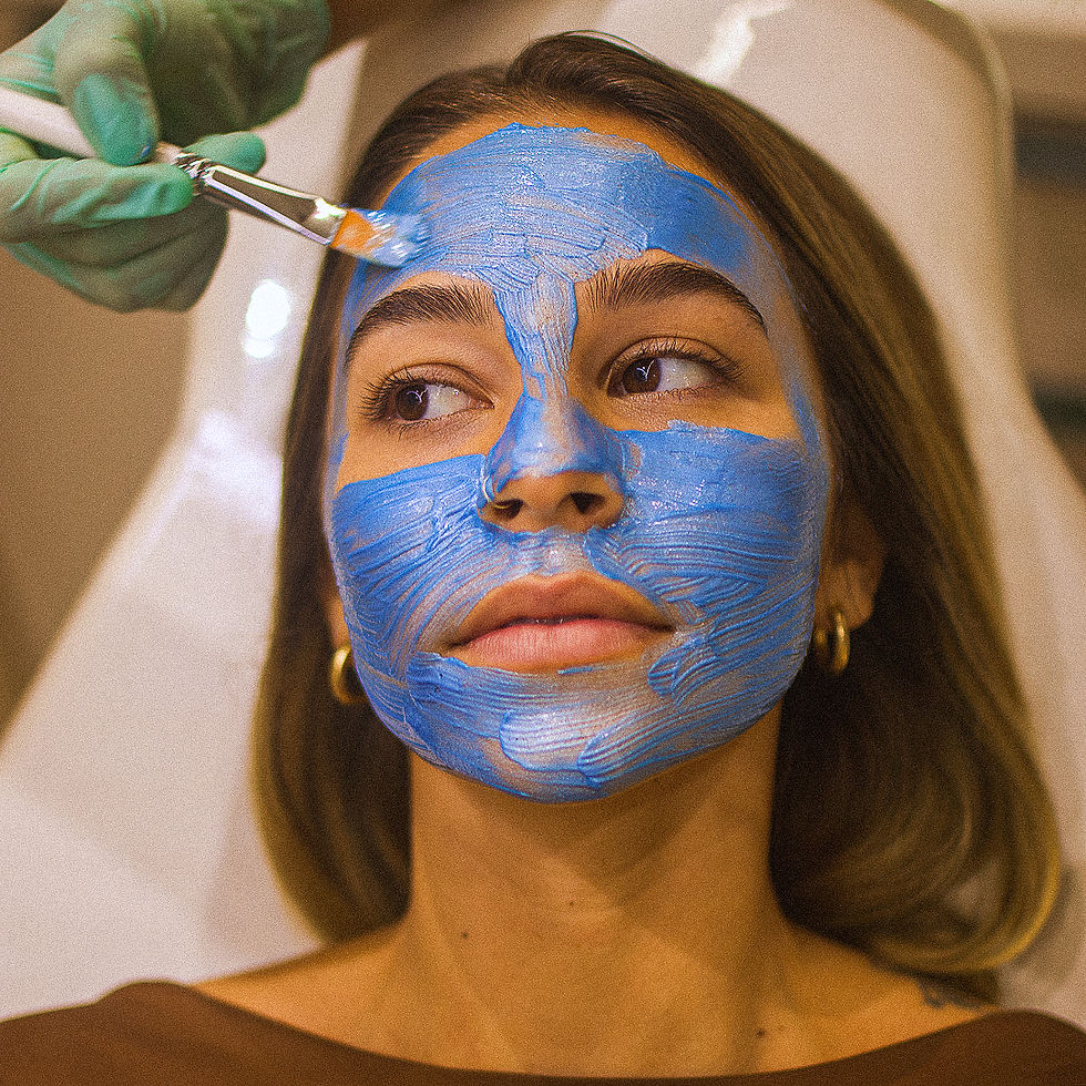 Profissional aplicando limpeza de pele profunda na SKINLAB, clínica de estética no Campeche.