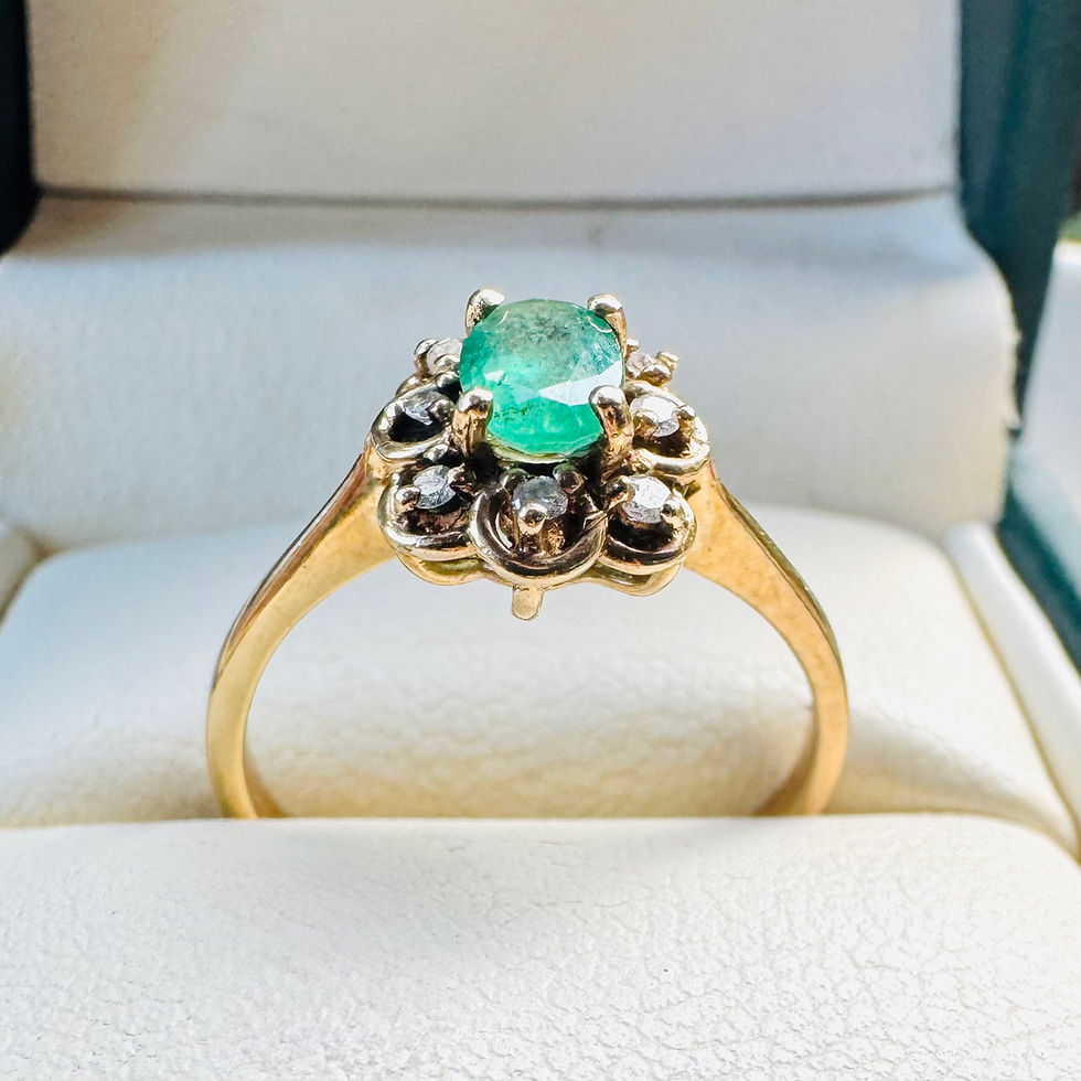 Thumbnail: 9k Emerald & Diamond Daisy Ring