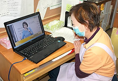 老健みがわ 職員がパソコン業務をしている画像