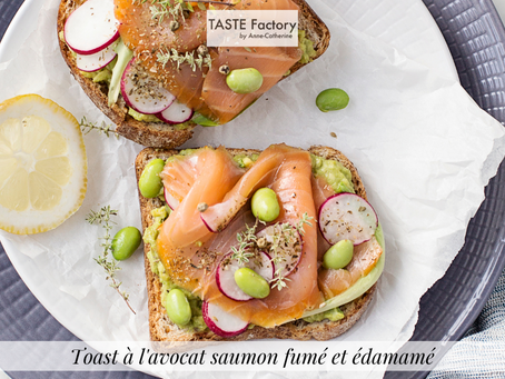 Toast à l'avocat, saumon fumé et édamamé