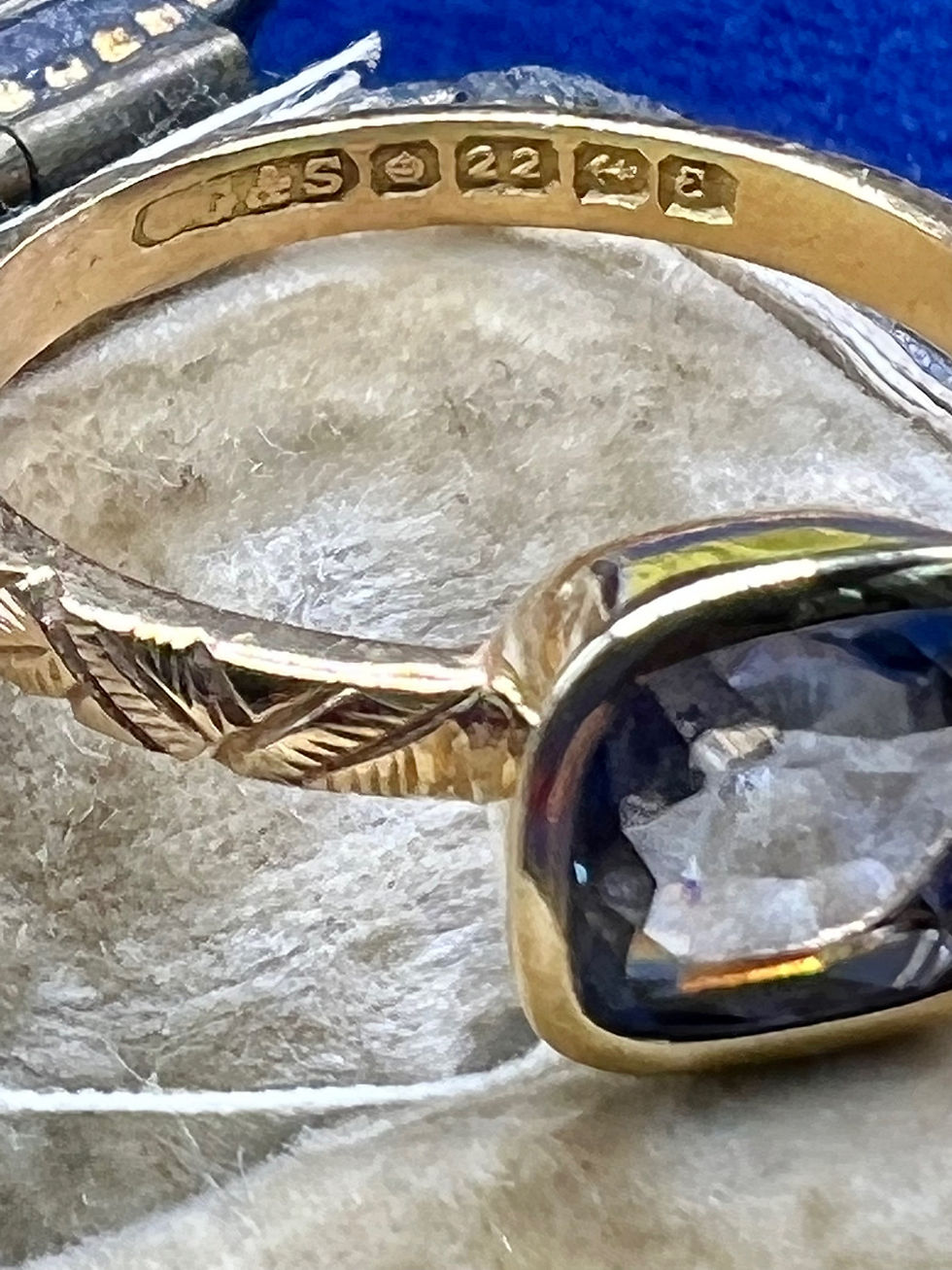 Thumbnail: Cornflower Blue Ceylon Sapphire Ring crafted in 22ct Gold and hand engraved 