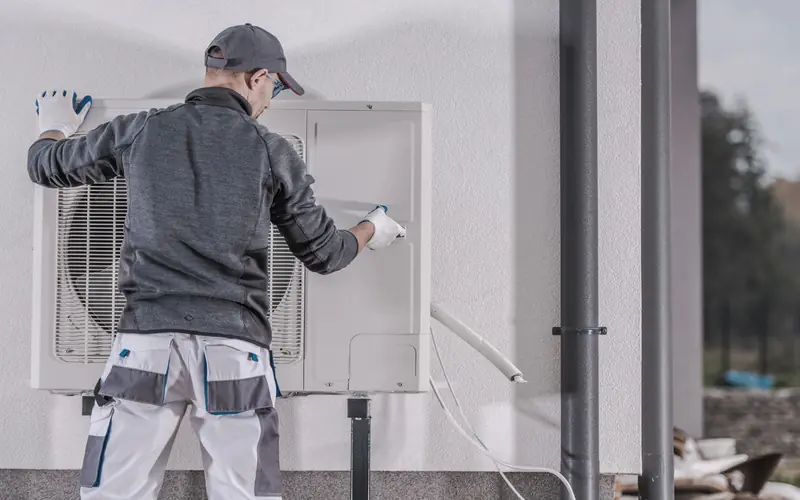 ARTE, Marne, Connantre, Fère-Champenoise, Chalons en champagne, Pompe à chaleur ,france, Rénovation Energétique, Isolation, AIR/AIR, AIR/EAU,étude gratuite, devis gratuit , Un technicien installe une pompe à chaleur, un groupe extérieur
