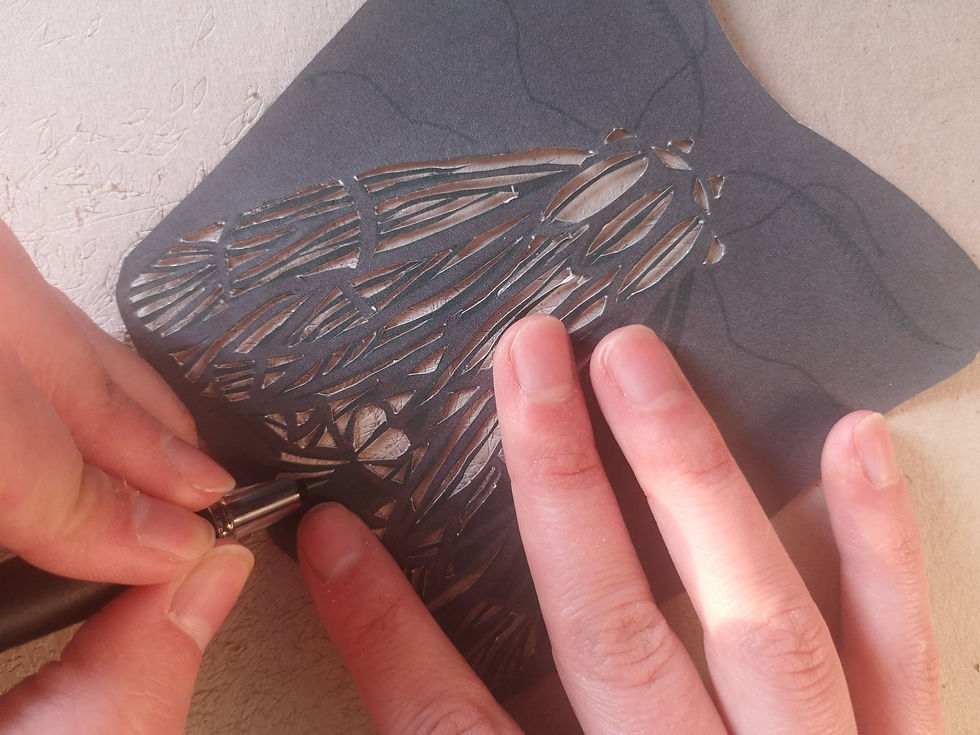 Découpe du modèle imprimé sur papier