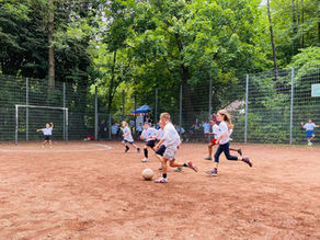 Bolzplatz-Tour: Jungen und Mädchen haben Spaß am gemeinsamen Kicken