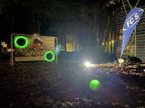 Lichterwald: Leuchtendes Torwandschießen in der Sandheide