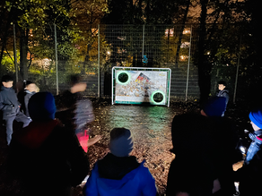 Großer Andrang beim leuchtenden Torwandschießen des FC Parea