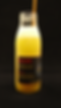 Fertig gemixter Cocktail in einer Flasche mit Trinkhalm. Trinkfertig.