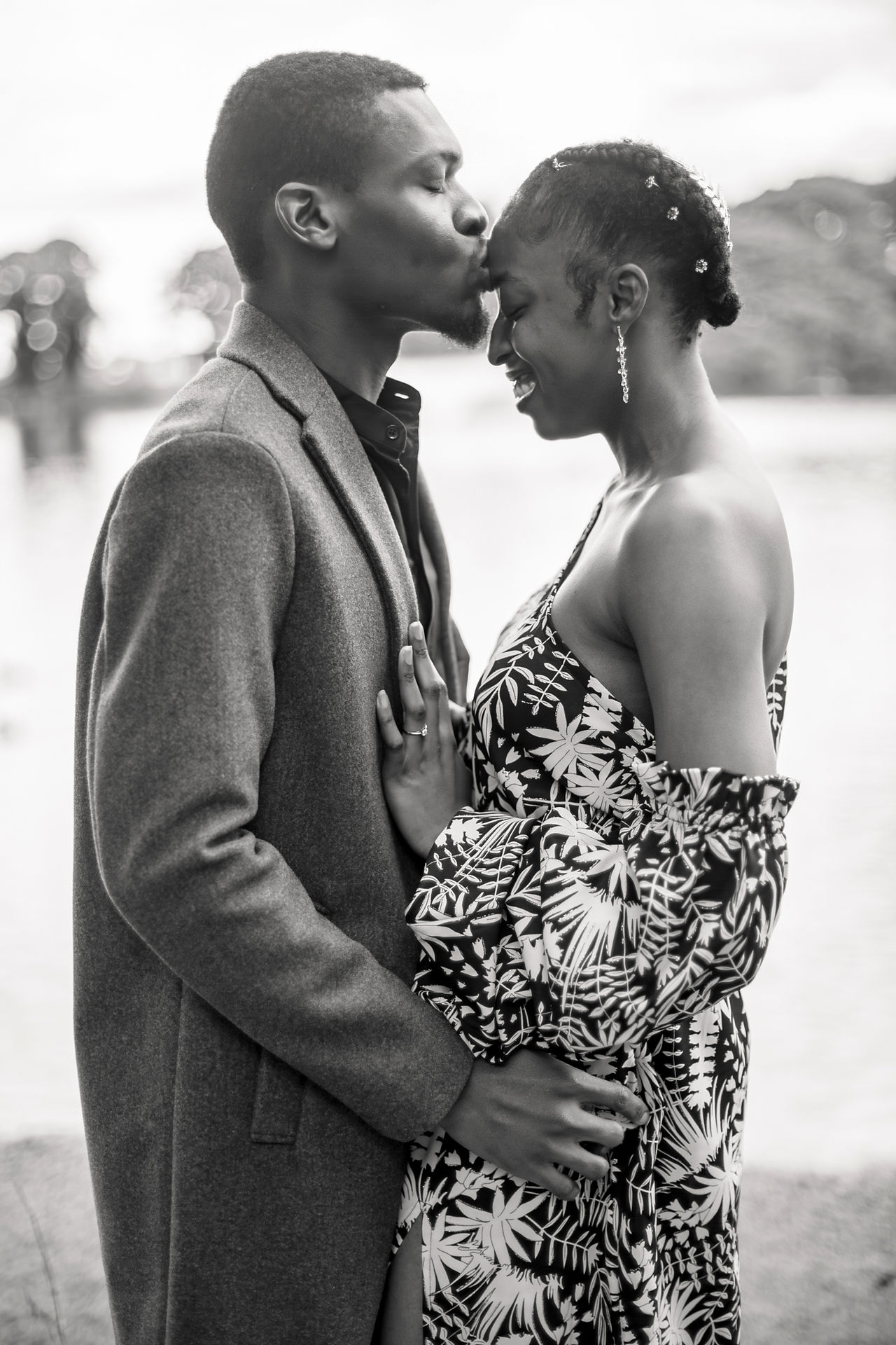 black and white photo of the couple kiss in forhead