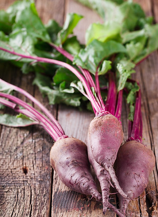 bunch-of-baby-beets-with-foliage-4NHNWRT