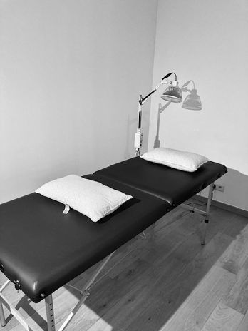 behandelruimte met acupunctuurtafel in de praktijk van Elke Bundervoet