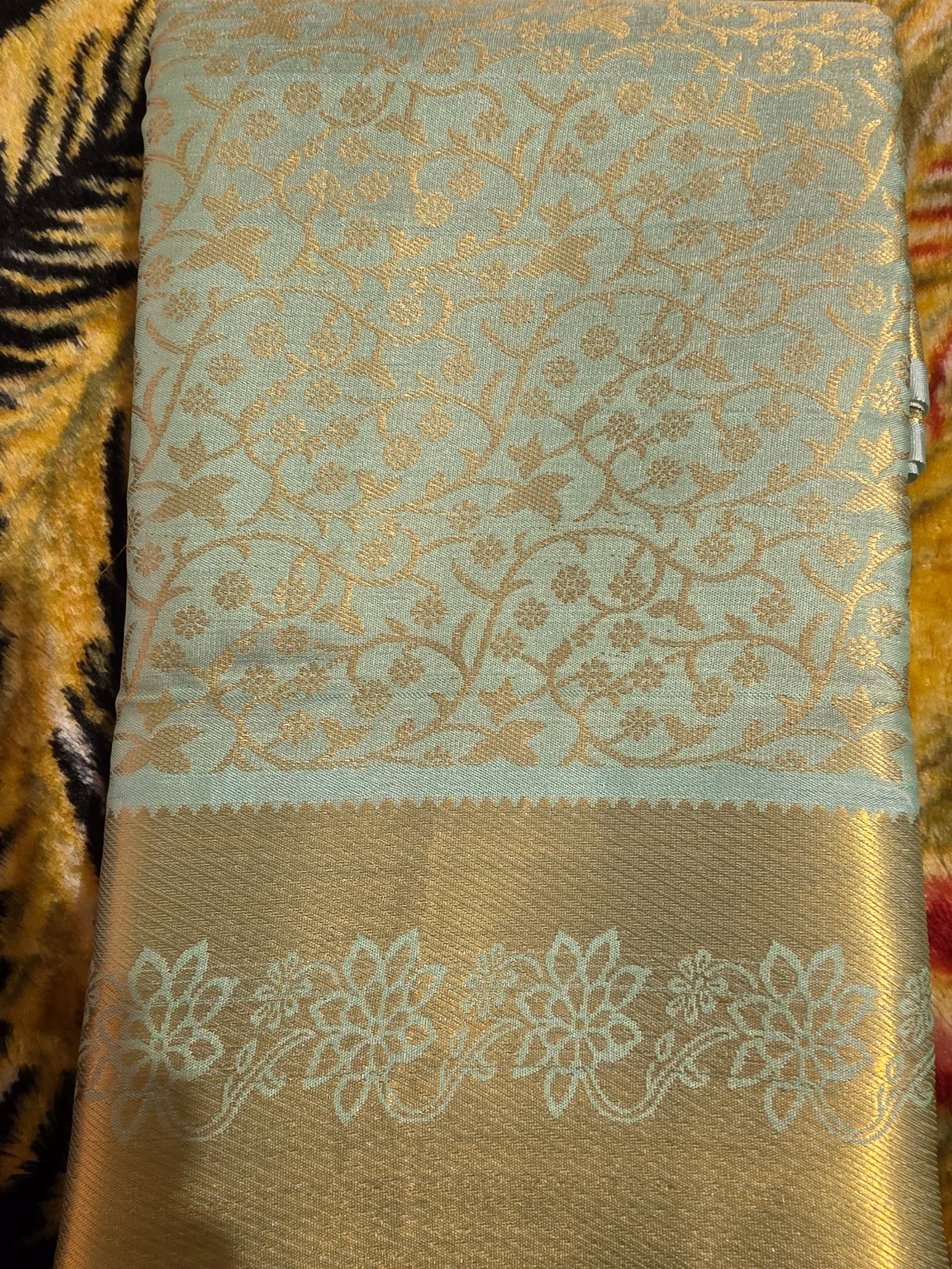 Sari traditionnel en soie vert d'eau et doré trisha saree