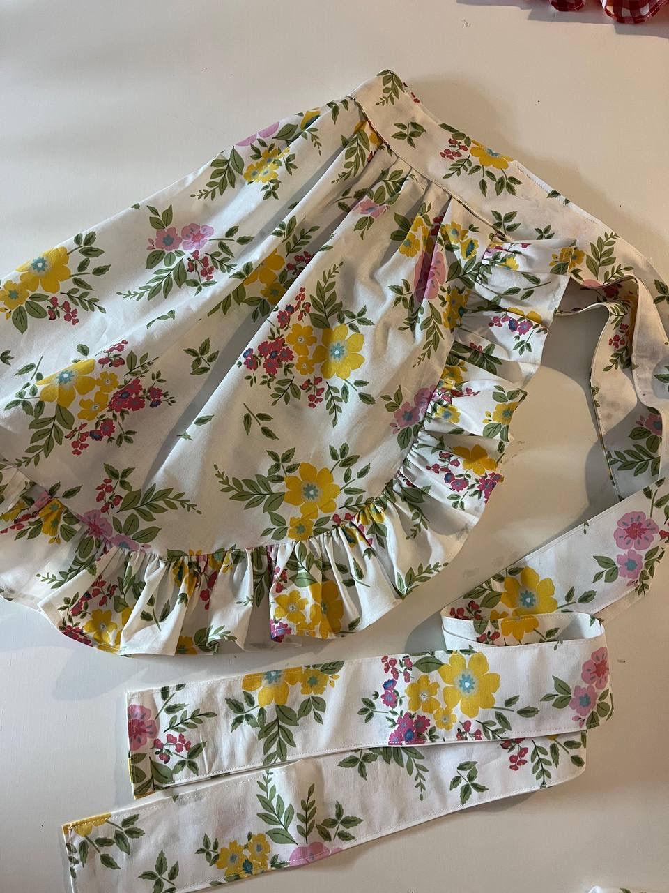 Küçük resim: Sarı Çiçekli Fırfırlı Etek Önlük
