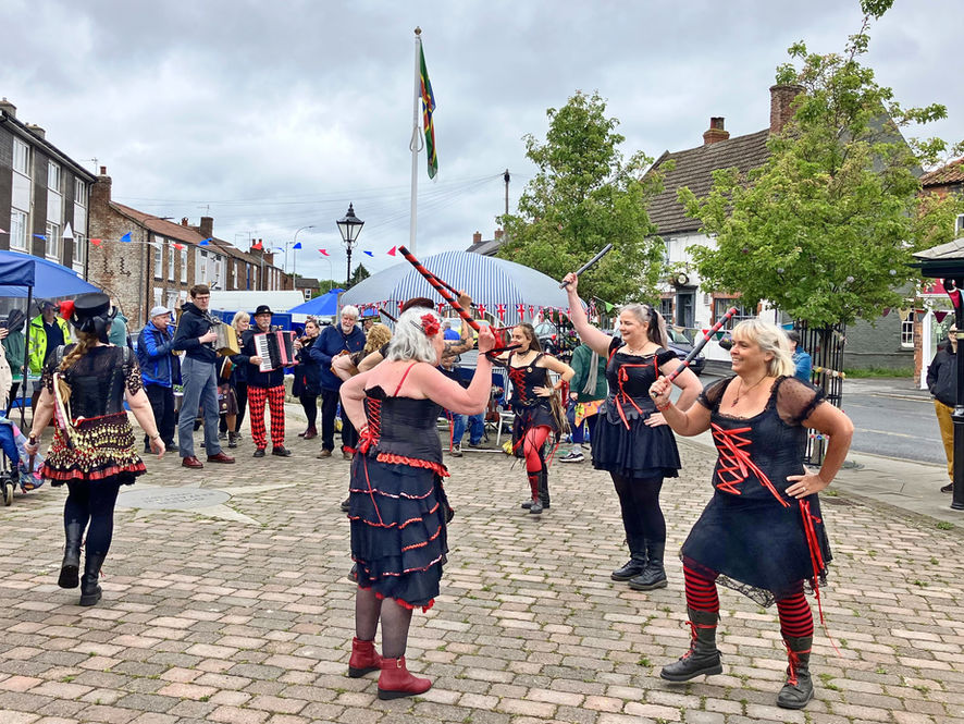 Ravin Maes
Morris Dancers Extraordinary