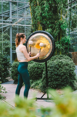 Yin Yang Yoga mit Gong Entspannungsreise in der Oase der Grünen Ruhe (botanika), Bremen. Die ultimative Yoga-Auszeit vom hektischen Alltag. Mit Yogalehrerin Janice Allermann. 