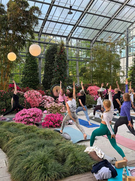 Yin Yang Yoga mit Gong Entspannungsreise in der Oase der Grünen Ruhe (botanika), Bremen. Die ultimative Yoga-Auszeit vom hektischen Alltag. Mit Yogalehrerin Janice Allermann.