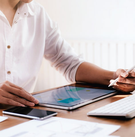 Arbeitsalltag am Schreibtisch: Bildschirmarbeit mit Tablet, Smartphone und Tastatur