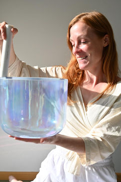 yin yoga position gong mit janice allermann und quarzkristall klangschalen mit franni