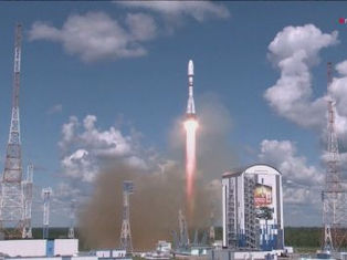 El momento en que Rusia lanza un satélite iraní al espacio