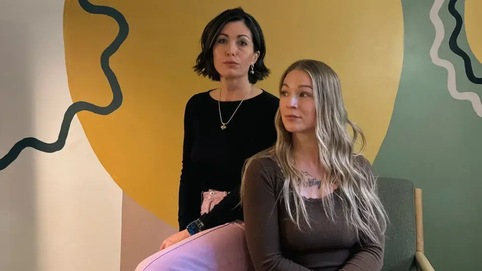 "¿Qué hemos hecho?": la búsqueda de respuestas de dos hermanas sobre la muerte de su madre condujo a un doloroso arresto