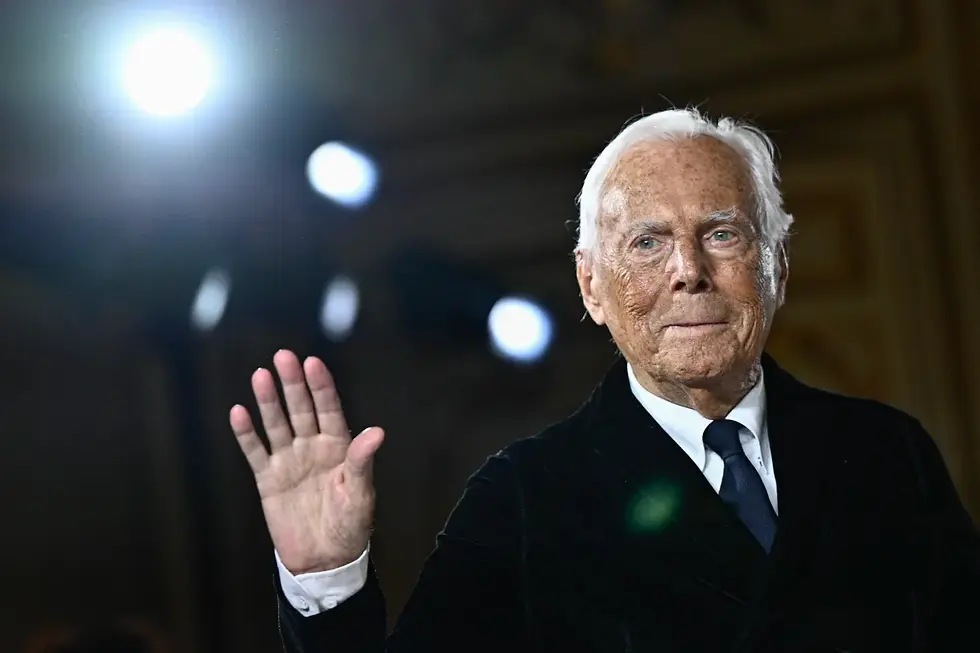 El diseñador italiano Giorgio Armani agradece los aplausos al final de su presentación para Armani Privé durante la Semana de la Moda de Alta Costura Primavera-Verano 2025, para conmemorar su 20º aniversario, en París, el 28 de enero de 2025.JULIEN DE ROSA/AFP/AFP via Getty Images