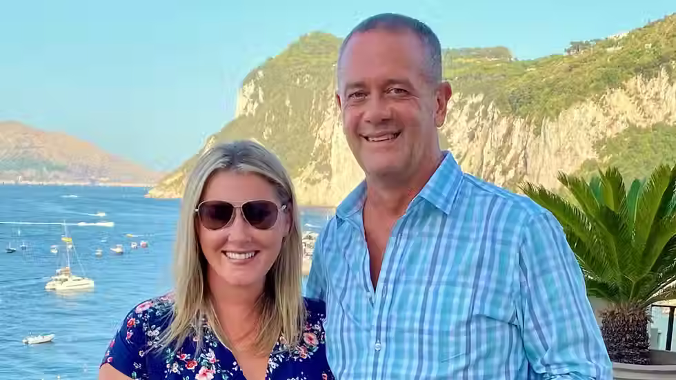 Christina y Eric Schwendeman viven aproximadamente la mitad del año en Italia. El resto del tiempo, viajan de un lugar a otro haciendo "Schengen Shuffle".Cristina y Eric Schwendeman