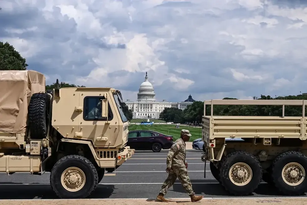 Un miembro de la Guardia Nacional de EE.UU. camina junto a vehículos militares en el National Mall de Washington el 14 de agosto.Alex Wroblewski/AFP/Getty Images