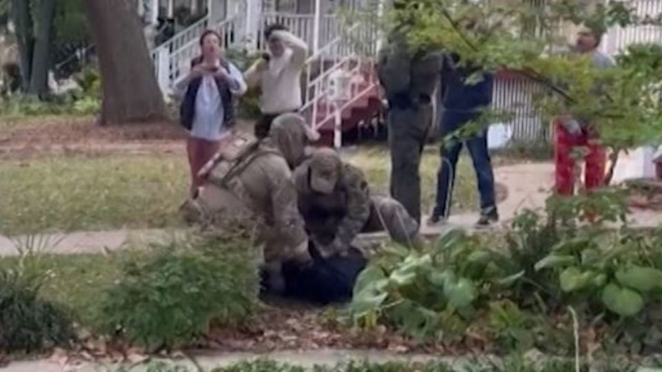 Agentes de la Patrulla Fronteriza arrestan a un inmigrante indocumentado y a dos ciudadanos estadounidenses