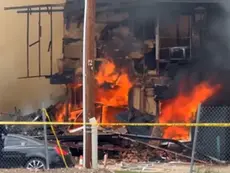 Un incendio mortal en Dallas destruye un edificio de apartamentos