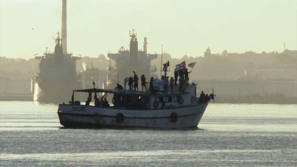 Momento en el que llega a La Habana el barco con ayuda humanitaria proveniente de México
