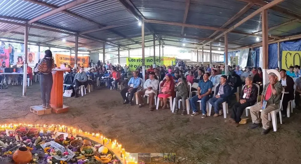 Bertha Zúniga habla en la comunidad de Río Blanco, Honduras, en febrero de 2025, durante una visita del grupo de expertos independientes encargados de ayudar a avanzar en la investigación del asesinato de su madre.Bertha Zuniga