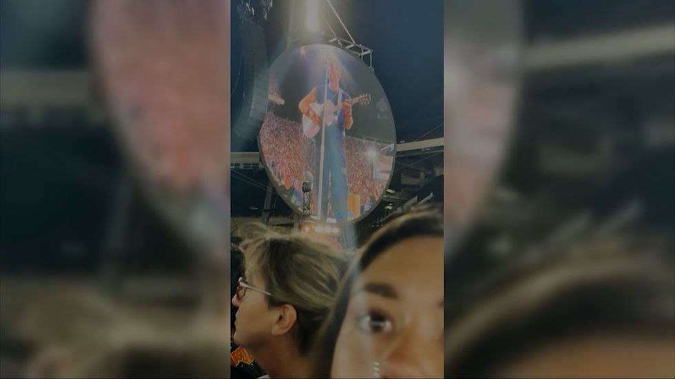 Chris Martin, de Coldplay, advierte a los asistentes a un concierto de que podrían salir en cámara