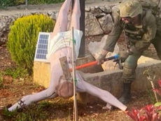 Foto muestra a soldado israelí destruyendo estatua de Jesucristo en el sur del Líbano