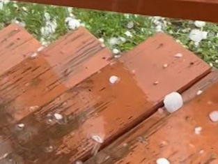 Video muestra granizo del tamaño de pelotas de golf cayendo sobre autos en el Medio Oeste de EE.UU.