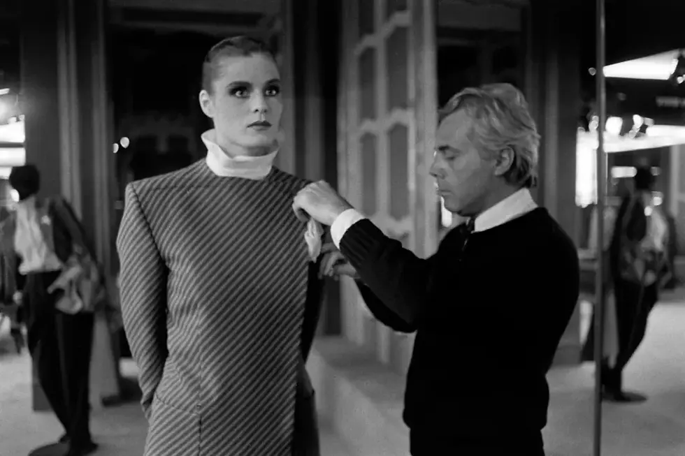 Giorgio Armani dando los toques finales antes de su colección otoño-invierno, en 1980.Michel Maurou/WWD/Getty Images