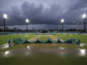 বৃষ্টির কারণে ম্যাচটি ৫ ওভারে নামিয়ে আনা হয়