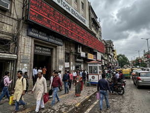 টানা পতনে বাজারের মেজাজ দুর্বল হয়েছে