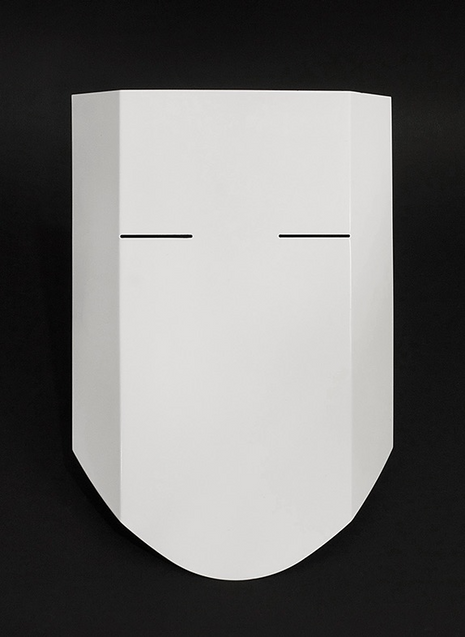 Escudo / Mask, 2020
The body’s defensive weapon to protect us from the enemy’s ferocity.
Materials: Aluminium