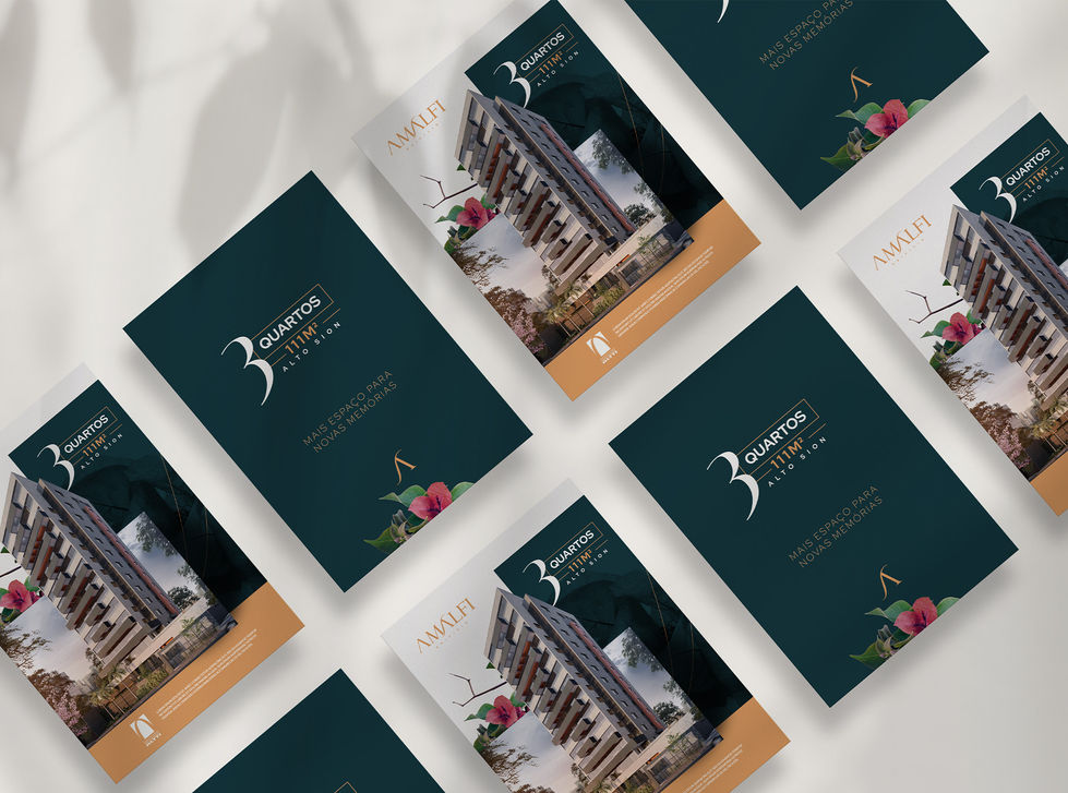Flyer com layouts compostos com elementos da identidade visual do edifício Amalfi. Um layout traz a fachada composto com uma flor vermelhor em um fundo verde e branco, no outro layout a tipologia do empreendimento em fundo verde com texto e elementos da identidade visual da marca.