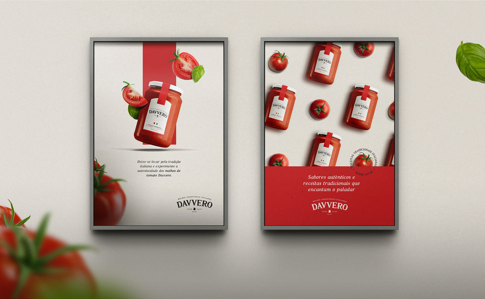 Na imagem 2 quadros de keyvisual para publicidade dos produtos. Quadro a esquerda com pote de molho com rótulo de design bonito e tomates flutuando em volta. Abaixo texto e chamadas publicitárias. Quadro da direita um layout com uma padronagem com fotos da embalagem e tomates e um fundo branco com uma faixa vermelha com texto e aplicação do logo