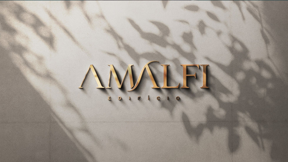 A imagem demonstra uma placa dourada do letreiro 3D do logitpo Amalfi aplicado em uma parede cinza, texturada e com sombra de folhagens
