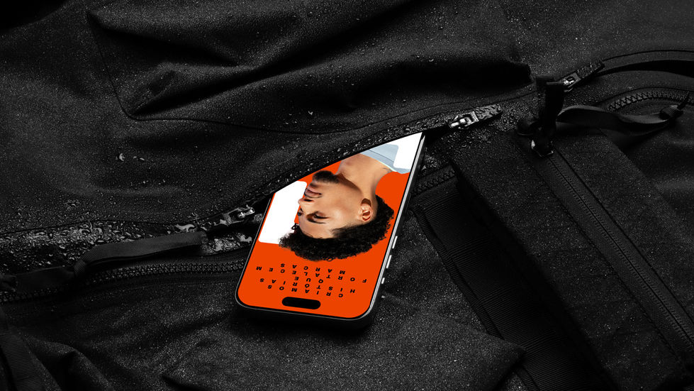 Direção de arte e design de logotipo e identidade visual. Mockup da identidade aplicada em smartphone