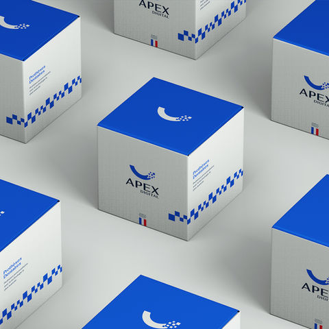 Na imagem tem várias caixas quadradas em uma superfície branca. As caixas tem lados azuis e branco com grafismos, cores e logotipo da marca de laboratório de prótese dentária, Apex Digital