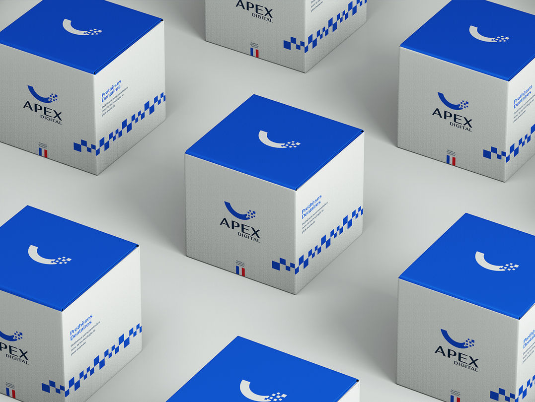 Na imagem tem várias caixas quadradas em uma superfície branca. As caixas tem lados azuis e branco com grafismos, cores e logotipo da marca de laboratório de prótese dentária, Apex Digital
