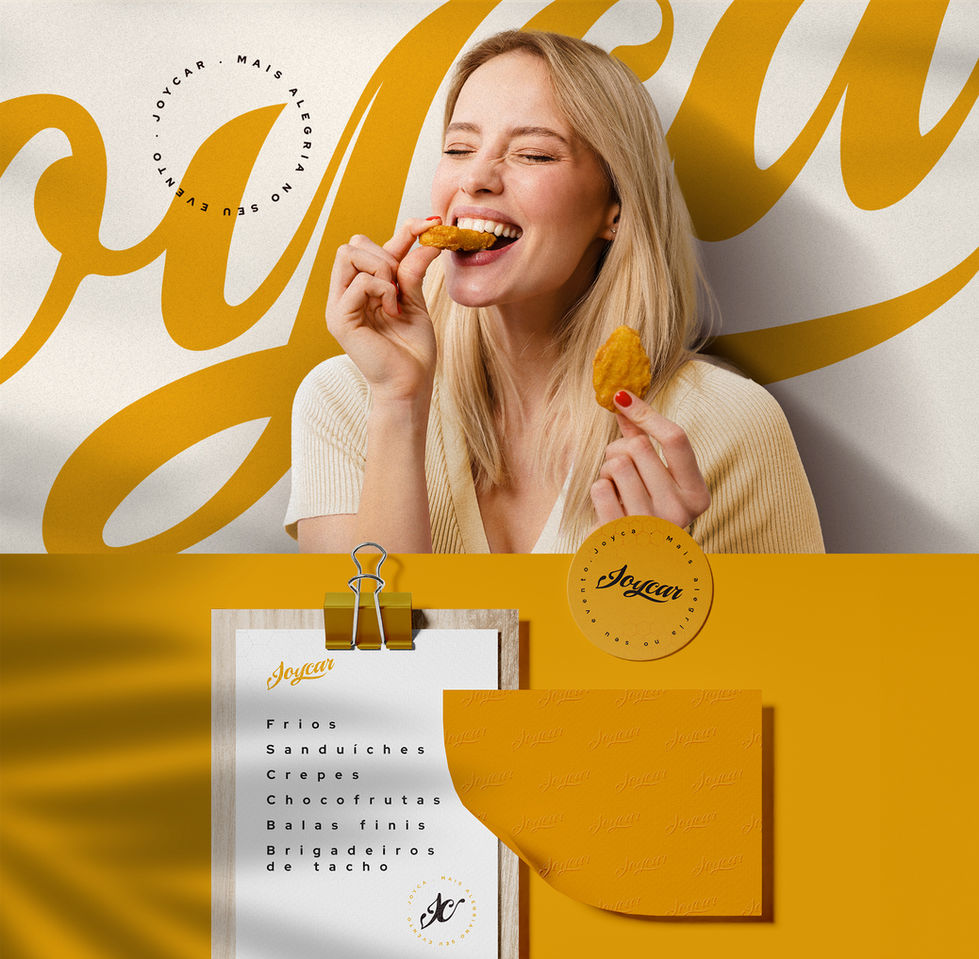 Imagem dividida em 2 partes, aplicação da identidade em um kv com uma moça mordendo um salgado e no fundo o logotipo estourado, abaixo material de ponto de venda, cardápio, guardanapo e bolacha