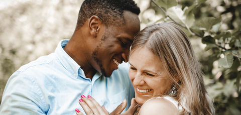 un couple amoureux qui flirte
