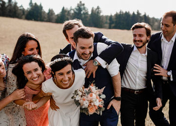 des mariés et leurs amis qui rient