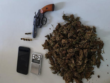 Suspeito morre após troca de tiros com a Rondesp e material é apreendido em Guanambi.