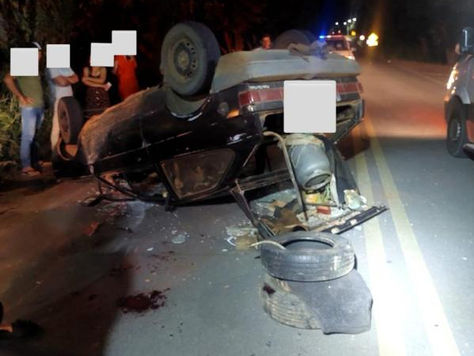 Batida termina em capotamento e deixa ferido em Guanambi.